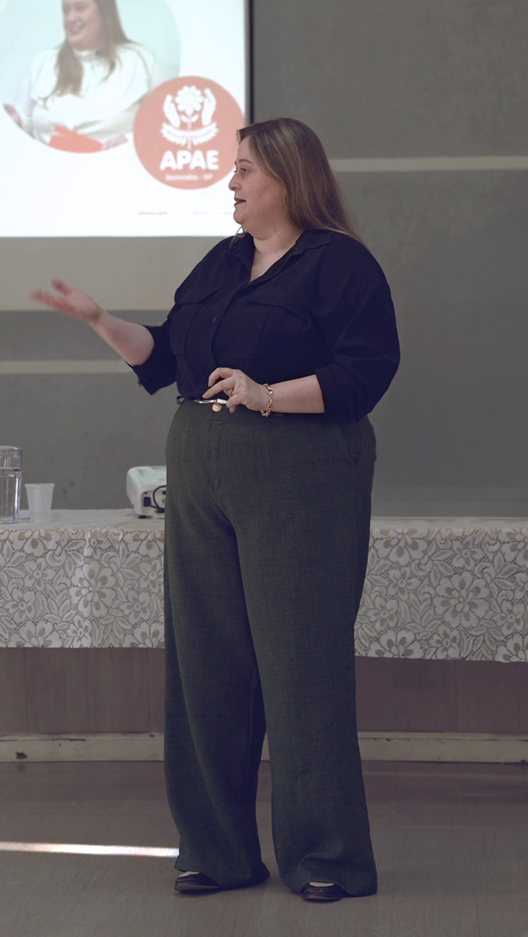 Dra. Camila Coelho palestrando em encontro do projeto Entenda seus Direitos