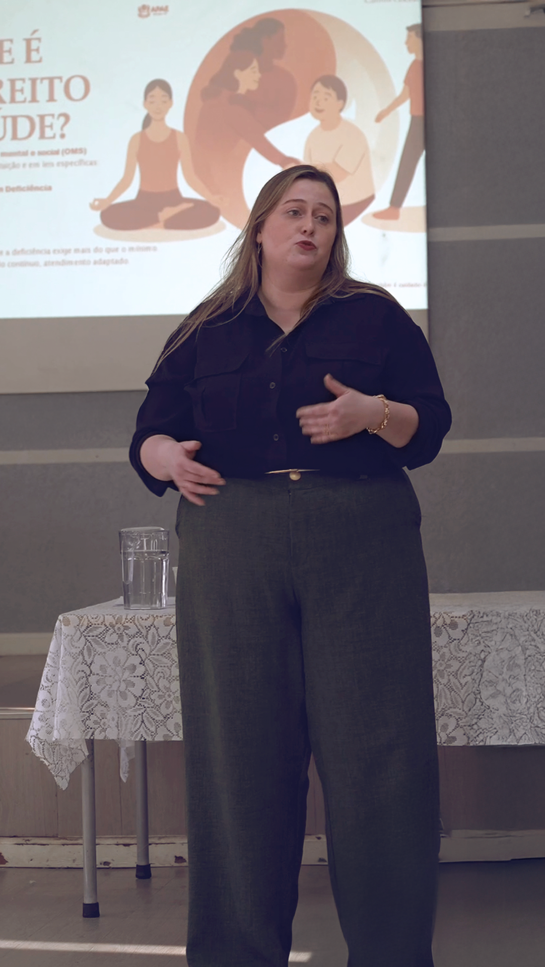 Dra. Camila Coelho palestrando em encontro do projeto Entenda seus Direitos